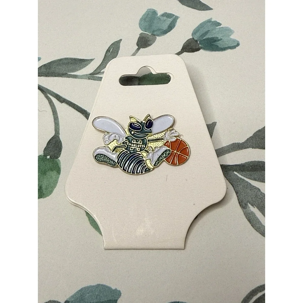 Vtg NBA Charlotte Hornets Basketball Logo Gold Tone Enamel Lapel Pin